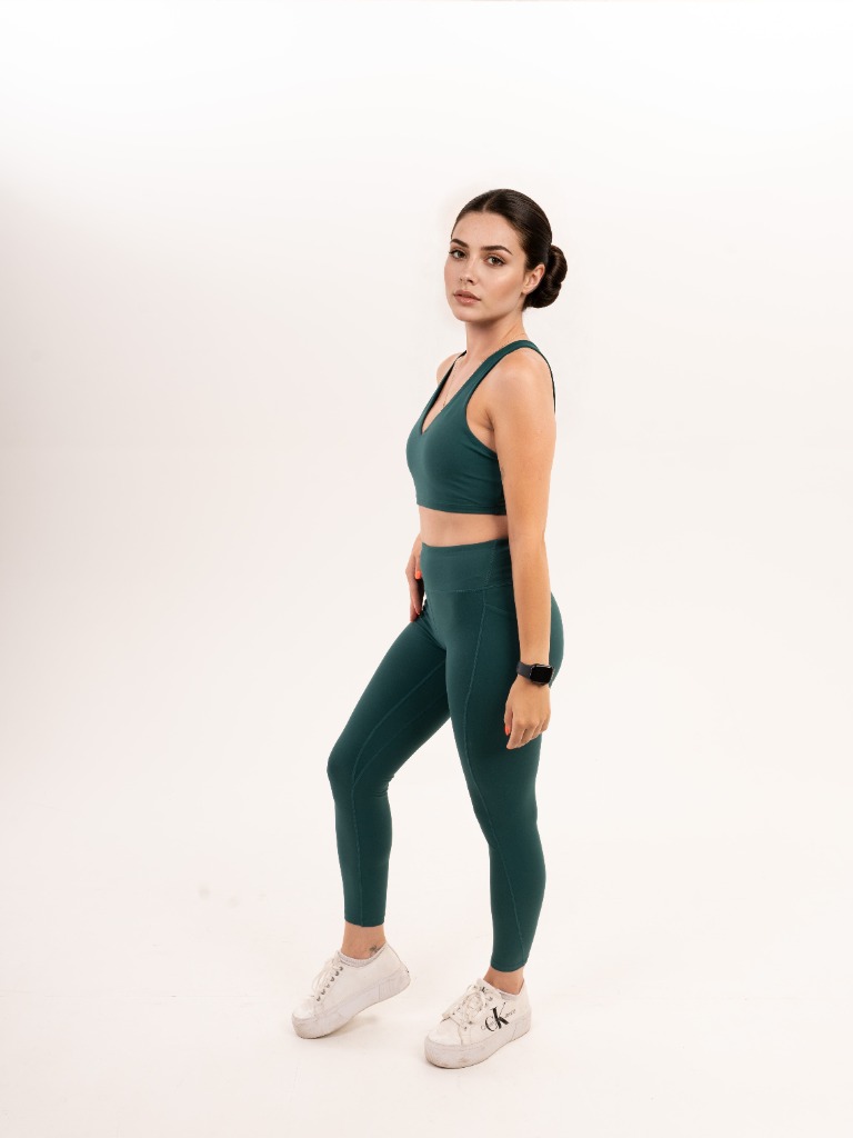 Modell zöld sportmelltartóban és leggingsben, oldalról – Változat 1