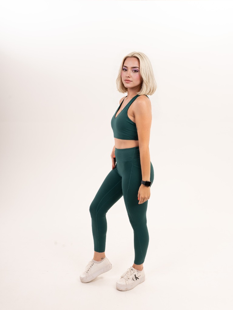 Modell zöld sportmelltartóban és leggingsben, oldalról – Változat 3