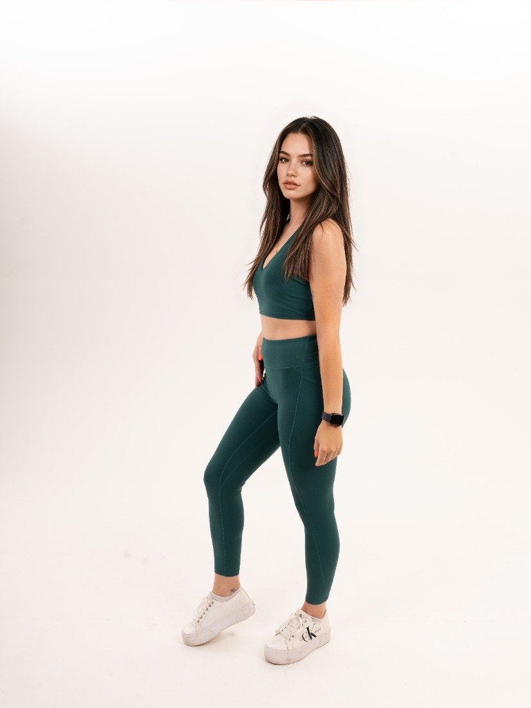 Modell zöld sportmelltartóban és leggingsben, oldalról – Változat 4